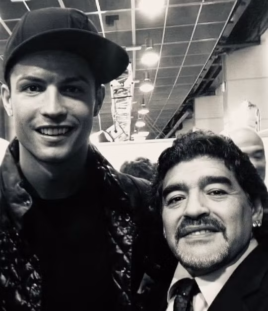 Bức hình chụp chung giữa Ronaldo và huyền thoại Diego Maradona cùng những lời tri ân đầy xúc động. Ảnh: vietnamnet.vn