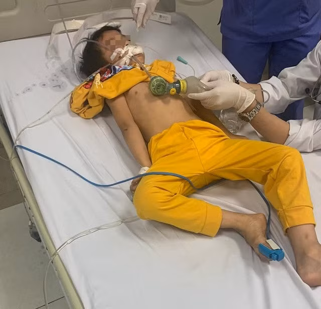 Nhầm tưởng là kẹo, cậu bé 6 tuổi đã ăn phải thuốc diệt chuột. Ảnh: vietgiaitri.com