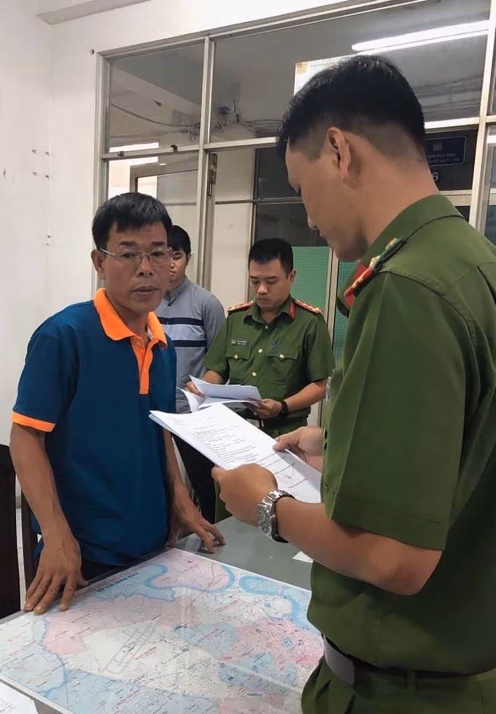 Nguyễn Hải Nam - Cựu chánh án TAND quận 4 (TP.HCM) bị Công an đọc lệnh bắt giữ. Ảnh: vietnamnet.vn