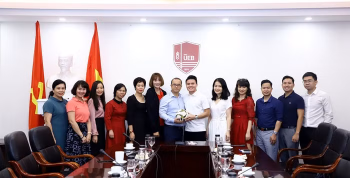 Hai vận động viên nổi tiếng Quang Hải và Quách Thị Lan đến gặp gỡ Ban Giám hiệu trường Đại học Kinh tế - ĐHQGHN vào tối ngày 25/11. Ảnh: Sport5.vn