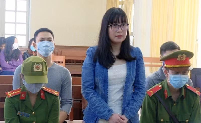 Bị cáo Bùi Thị Anh Thư tại phiên xét xử tại tòa. Ảnh: baophapluat.vn