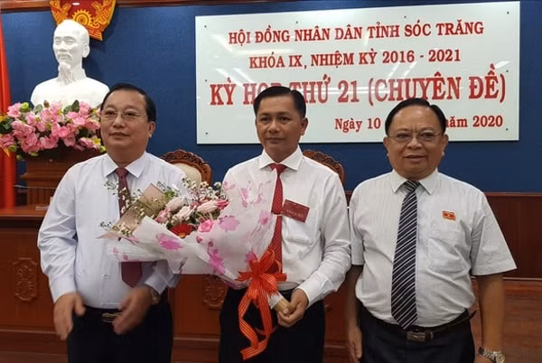 Ông Trần Văn Lâu (giữa) được bầu làm chủ tịch UBND tỉnh Sóc Trăng