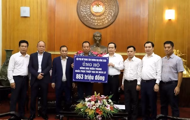 Những tấm lòng nhân ái, những nghĩa cử cao đẹp tiếp tục gửi về đồng bào bị bão lũ thông qua Mặt trận