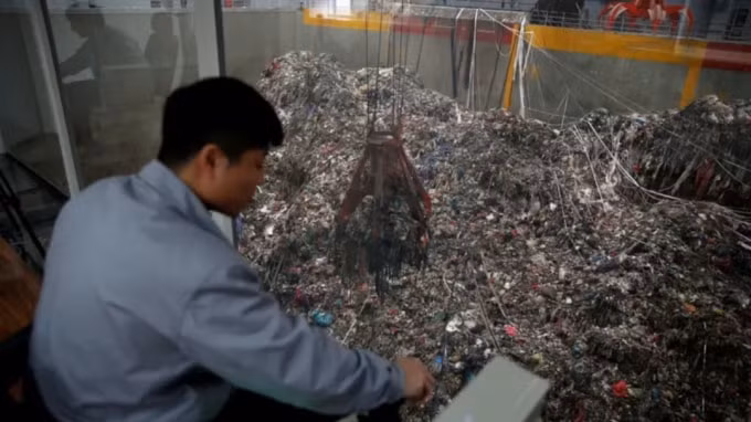 Một nhà máy biến chất thải thành năng lượng ở Ngô Giang, Trung Quốc: Các thành phố ở châu Á nên coi đại dịch là cơ hội để thay đổi từ các tiêu chuẩn lâu nay. Ảnh: Reuters
