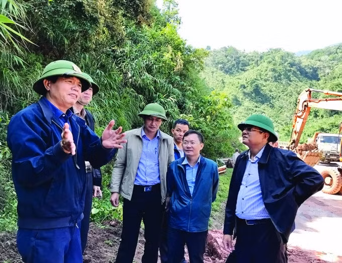 Ông Vũ Ngọc Lăng - Vụ trưởng Vụ An toàn giao thông, Tổng cục Đường bộ Việt Nam (ngoài cùng bên trái) và ông Phạm Quang Hải - Giám đốc Sở Giao thông vận tải Quảng Bình (ngoài cùng bên phải) trực.