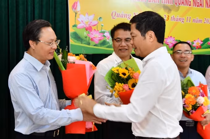 Bộ trưởng Bộ Công Thương Trần Tuấn Anh tặng hoa cảm ơn các đơn vị, doanh nghiệp hỗ trợ tỉnh Quảng Ngãi khắc phục hậu quả thiên tai.