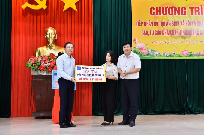 Ủy viên Ban Thường vụ Đảng ủy PVN, Tổng Giám đốc BSR Bùi Minh Tiến đại diện PVN trao biển tượng trưng hỗ trợ 1 tỷ đồng.