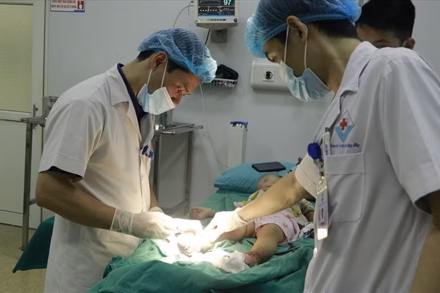 Các bác sĩ đang điều trị vết bỏng nhiễm trùng cho bệnh nhi do dùng thuốc nam. Ảnh: laodong.vn