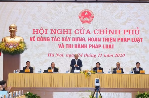 Thủ tướng Nguyễn Xuân Phúc chủ trì Hội nghị tại đầu cầu Trụ sở Chính phủ, Hà Nội. Ảnh: VGP