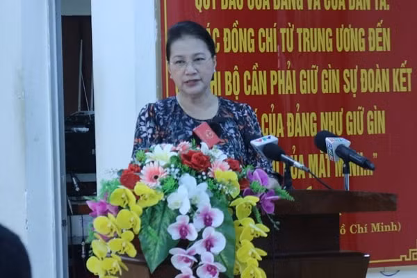 Chủ tịch Quốc hội Nguyễn Thị Kim Ngân trả lời ý kiến cử tri quận Cái Răng, TP Cần Thơ sáng 24/11. Ảnh: TTO