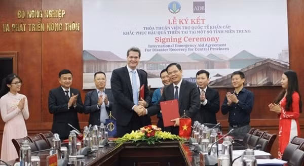 Bộ trưởng Bộ Nông nghiệp và PTNT Nguyễn Xuân Cường và Giám đốc Quốc gia ADB Andrew Jeffries trao biên bản thỏa thuận