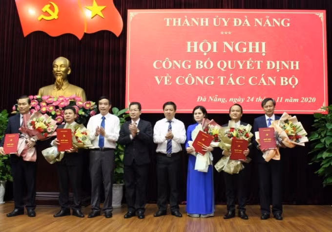 Lãnh đạo Thành ủy Đà Nẵng trao quyết định và tặng hoa chúc mừng các Uỷ viên Ban Thường vụ được phân công nhiệm vụ mới