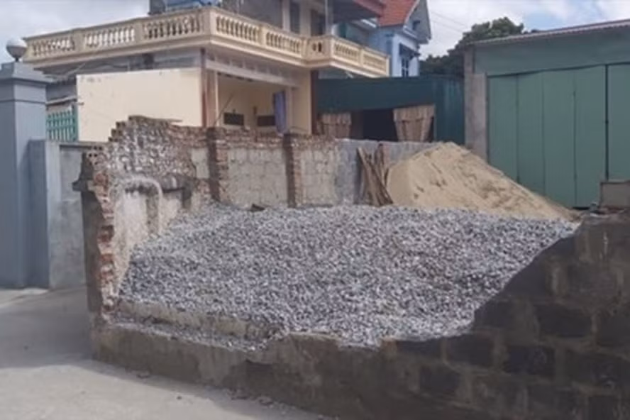 Hiện trường tường đổ khiến bé gái 11 tuổi ở Thái Bình tử vong. Ảnh: laodong.vn
