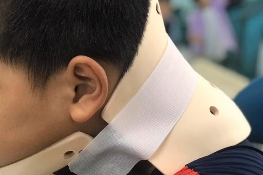Bé trai 10 tuổi phải nhập viện vì bắt chước trò chơi trên mạng xã hội. Ảnh: laodong.vn