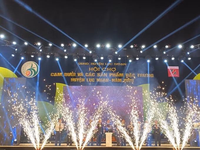 Toàn cảnh lễ khai mạc. Ảnh: Dương Lâm