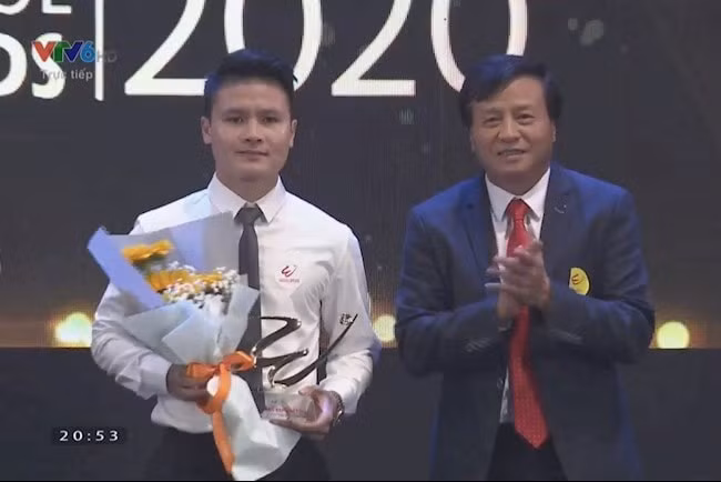 Tiền vệ Quang Hải đã giành danh hiệu Bàn thắng đẹp nhất V.League 2020 tại Gala trao giải V.League Awards 2020 diễn ra vào tối ngày 20/11 tại Hà Nội. Ảnh: bongda24h.vn