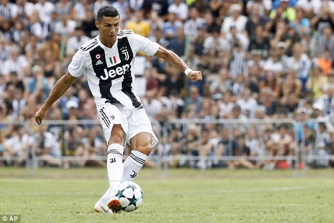 Tiền đạo Ronaldo trước cơ hội lần đầu tiên đeo băng đội trưởng của CLB Juventus. Ảnh: TL