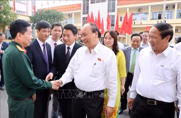Thủ tướng Nguyễn Xuân Phúc tiếp xúc cử tri tại huyện An Lão. Ảnh: TTXVN