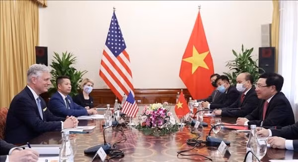 Phó Thủ tướng, Bộ trưởng Bộ Ngoại giao Phạm Bình Minh hội đàm với Cố vấn An ninh Quốc gia Hoa Kỳ Robert O'Brien. Ảnh: TTXVN
