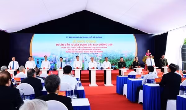 Thủ tướng Nguyễn Xuân Phúc cùng lãnh đạo TP Hải Phòng nhấn nút khởi công dự án. Ảnh. TTO
