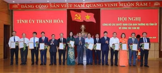 Ông Đỗ Trọng Hưng, Bí thư Tỉnh ủy, Trưởng đoàn ĐBQH Thanh Hóa; ông Nguyễn Đình Xứng, Chủ tịch UBND tỉnh; ông Lại Thế Nguyên, Phó Bí thư Thường trực Tỉnh ủy trao quyết định và tặng hoa cho các Ủy viên Ban Chấp hành Đảng bộ tỉnh khóa XIX nhận nhiệm vụ mới. Ảnh: Minh Hiếu