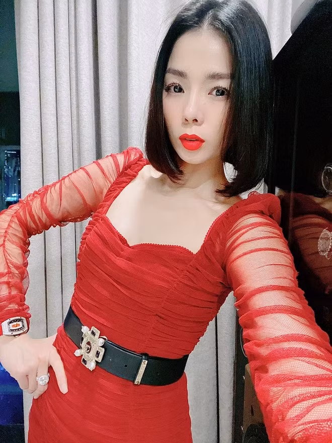 Lệ Quyên cá tính với mái tóc ngắn.