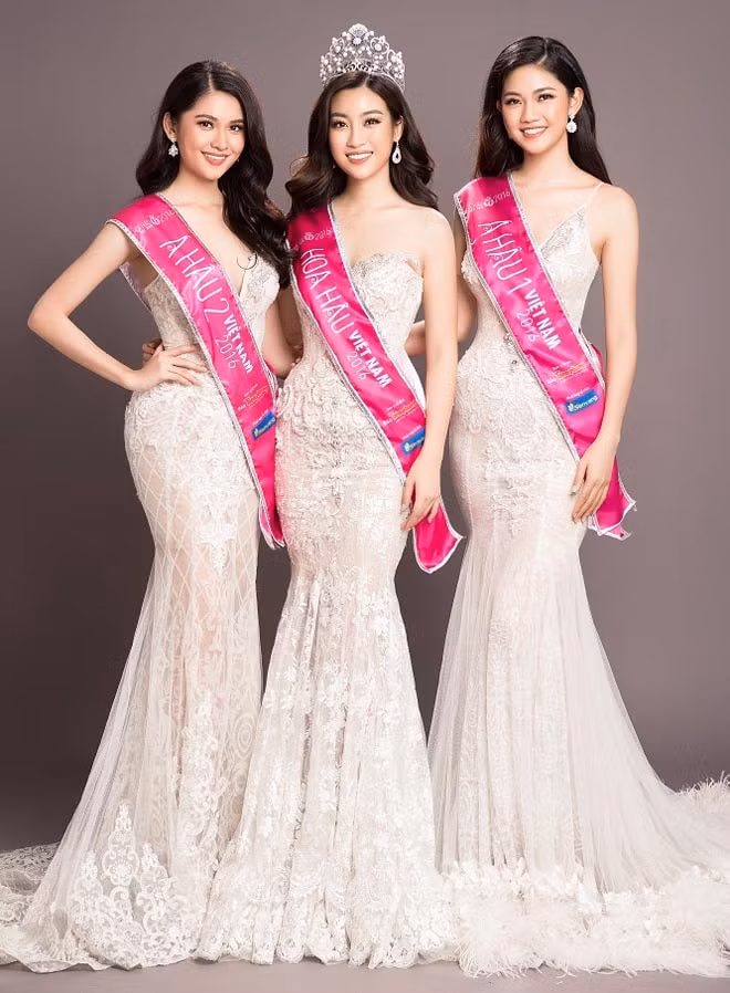 Ở mùa 2016 của Đỗ Mỹ Linh, dải băng cũng na ná, có điều kích thước to hơn.