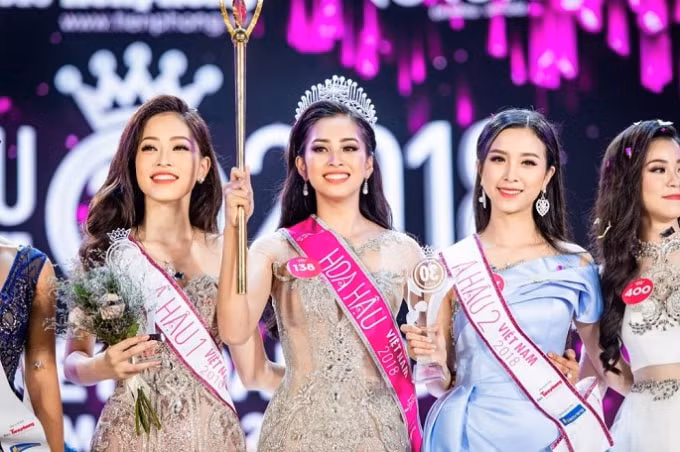 Tại Hoa hậu Việt Nam 2018, dải băng mang tông màu trắng - hồng chủ đạo, phông chữ khá mới mẻ, trẻ trung.