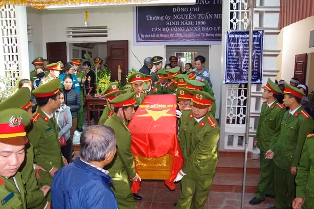 Hình ảnh tang lễ Thượng úy Nguyễn Tuấn Minh hy sinh trong khi làm nhiệm vụ. Ảnh: baovephapluat.vn