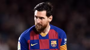 Messi ngồi trên khán đài trong buổi tập mới nhất của CLB Barca. Ảnh: TL