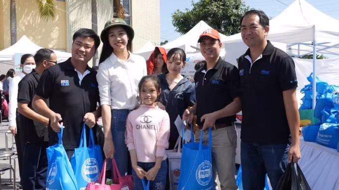 Đặng Vân Ly còn tích cực tham gia những hoạt động tình nguyện; chia sẻ với những hoàn cảnh khó khăn.