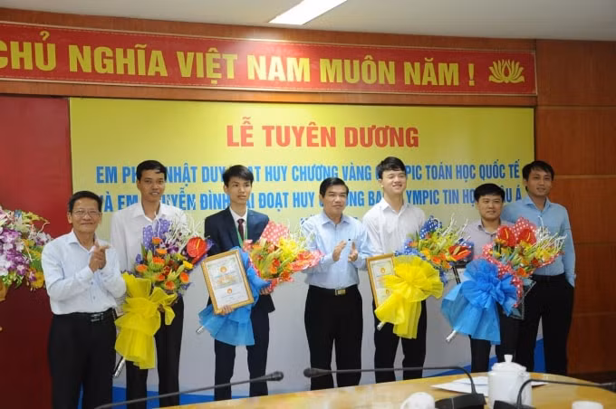 Lãnh đạo tỉnh Hà Tĩnh tặng hoa tuyên dương có học sinh đạt Huy chương Bạc Olympic Tin học Châu Á – Thái Bình Dương năm 2017 (thầy Dũng thứ 2 bên phải)