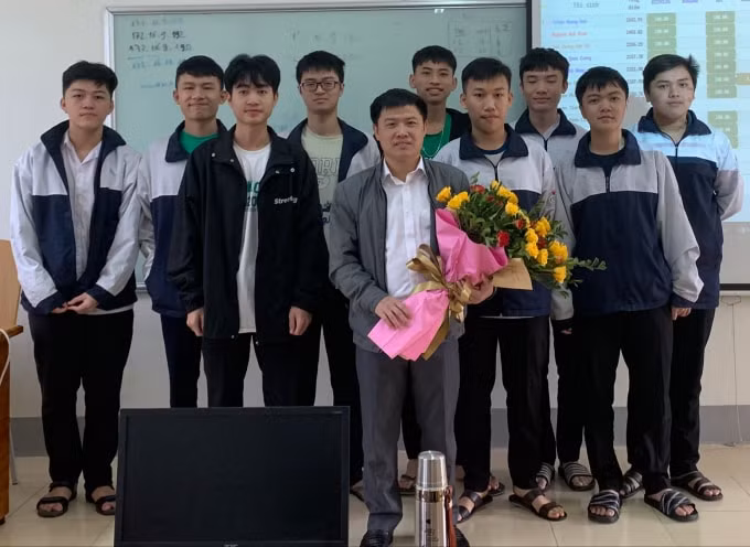 Thầy Nguyễn Duy Dũng (cầm bó hoa) cùng đội tuyển học sinh giỏi quốc gia năm 2020