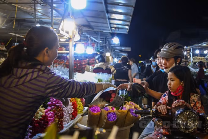 Tại thời điểm này, không chỉ toàn những tiểu thương đi mua hoa buôn, hoa sỉ mà còn có nhiều người dân đến xem hoa, mua hoa lẻ.