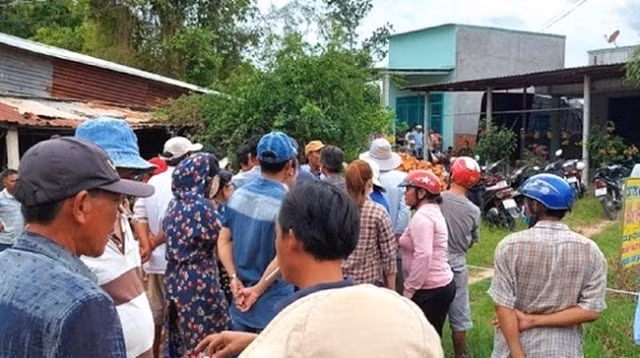 Người dân bàng hoàng khi phát hiện thi thể của cô giáo Vi Thị L và con trai 11 tuổi tại nhà công vụ. (Ảnh: tuoitre)
