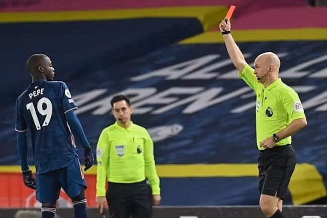 Cầu thủ Nicolas Pepe phải nhận án thẻ đỏ. Ảnh: TL