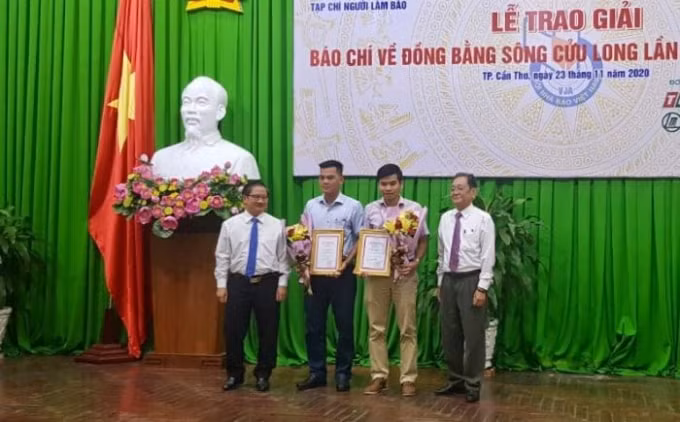 Chủ tịch UBND TP.Cần Thơ Trần Việt Trường (trái) và Nhà báo Nguyễn Bé - PCT Hội Nhà báo Việt Nam trao giải Nhất tác giả và đại diện nhóm tác giả.