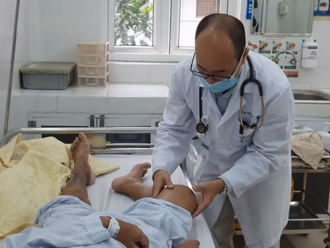 PGS.TS.BS Đỗ Duy Cường đang thăm khám cho 01 bệnh nhân Whitmore (ảnh TL).