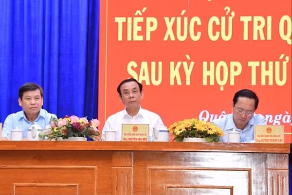 Bí thư Thành ủy TP HCM Nguyễn Văn Nên tiếp xúc cử tri quận 5, quận 10 và quận 11. Ảnh: SGGP