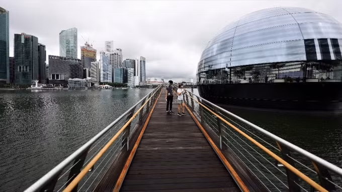 Nền kinh tế Singapore đang dần lấy lại đà phát triển, nhưng con đường trở lại sau cuộc trượt dốc COVID-19 còn dài. Ảnh: Getty