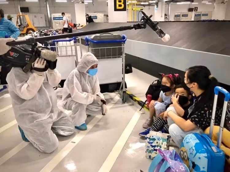 Quay phim Nam Việt và phóng viên Khuất Minh là hai trong số những người thực hiện bộ phim tài liệu trong VTV Đặc biệt tháng 7. Ảnh: NVCC