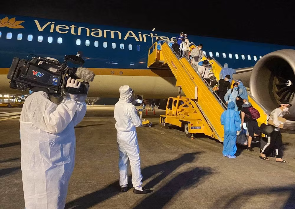 Theo anh Nam Việt tác nghiệp khi chuyến bay đầu tiên đưa công dân Việt Nam hồi hương từ Mỹ trở về trong đại dịch COVID-19 có thể coi là một cơ hội hiếm hoi để họ làm nghề. Ảnh: NVCC