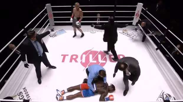 Nate Robinson bất tỉnh sau cú knock-out. Ảnh: internet