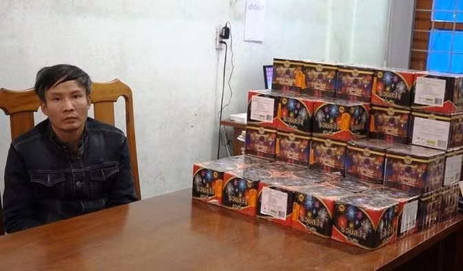 Nguyễn Tiến Trung cùng tang vật gồm hơn 62 kg pháo