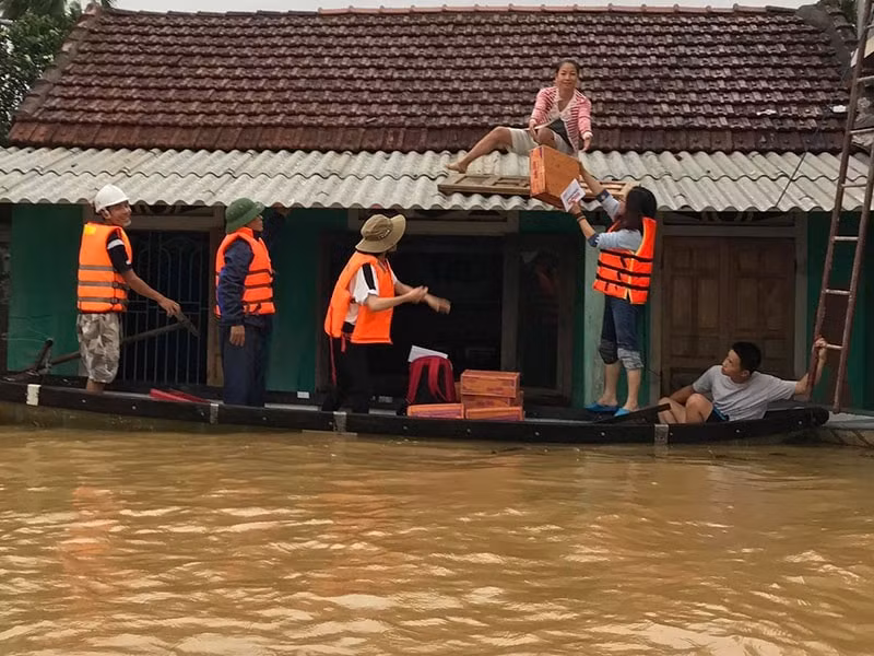 Phóng viên Báo Pháp Luật TP.HCM trao quà trực tiếp cho người dân thôn Trạch Tả, thị trấn Phong Điền, huyện Phong Điền (Thừa Thiên-Huế). Ảnh: NVCC