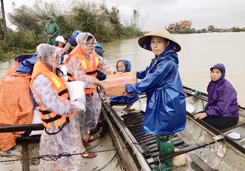 Báo Pháp Luật TP.HCM trao quà hỗ trợ của bạn đọc cho người dân Quảng Trị. Ảnh:T.AN
