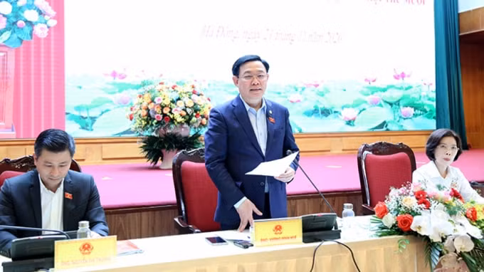 Bí thư Thành ủy, Trưởng đoàn ĐBQH TP Hà Nội Vương Đình Huệ phát biểu tại hội nghị (Ảnh: Cổng TTĐTTP Hà Nội)